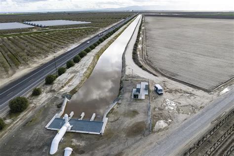 California farmers flood fields to boost groundwater basin